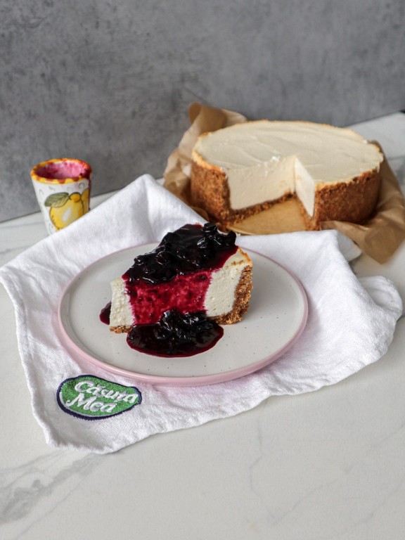 Cheesecake with blackcurrant jam