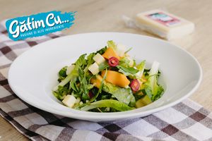 Salad with mango and mozzarella
