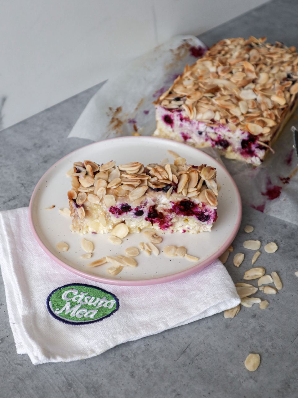 Pudding in two layers with cottage cheese, white chocolate, currants and almond flakes