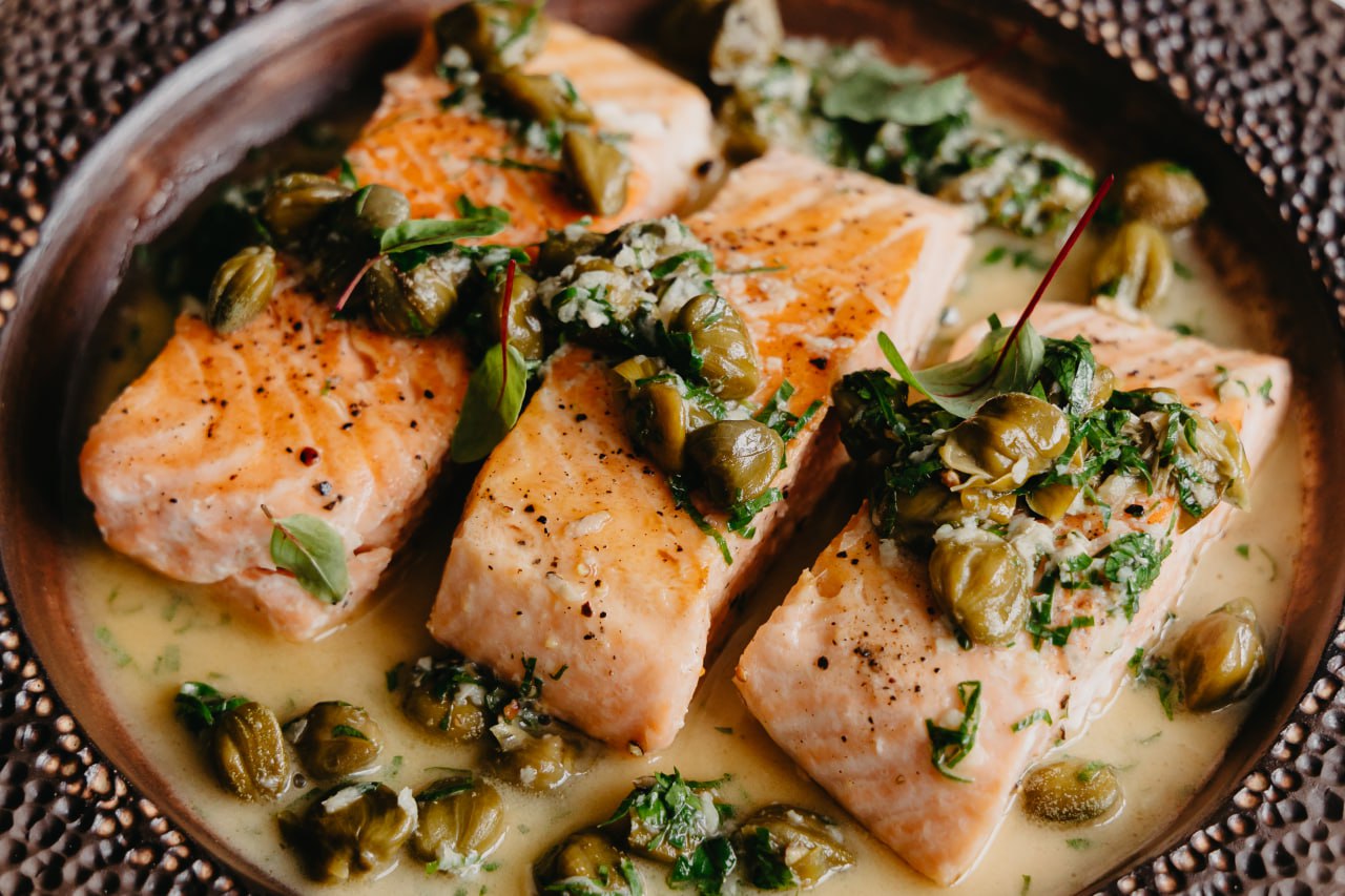 Лосось на сковороде с соусом из лимона и каперсами.