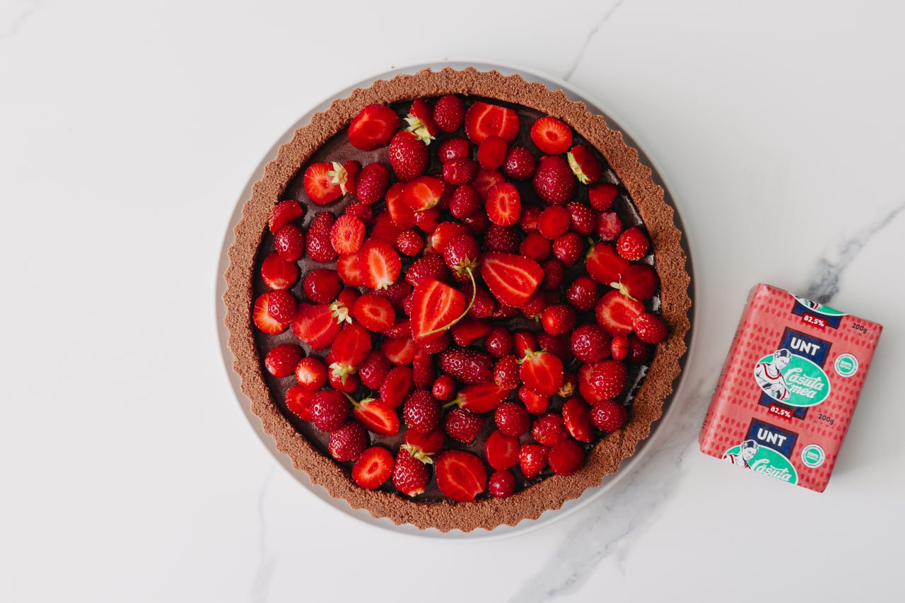 Торт с шоколадом и клубникой