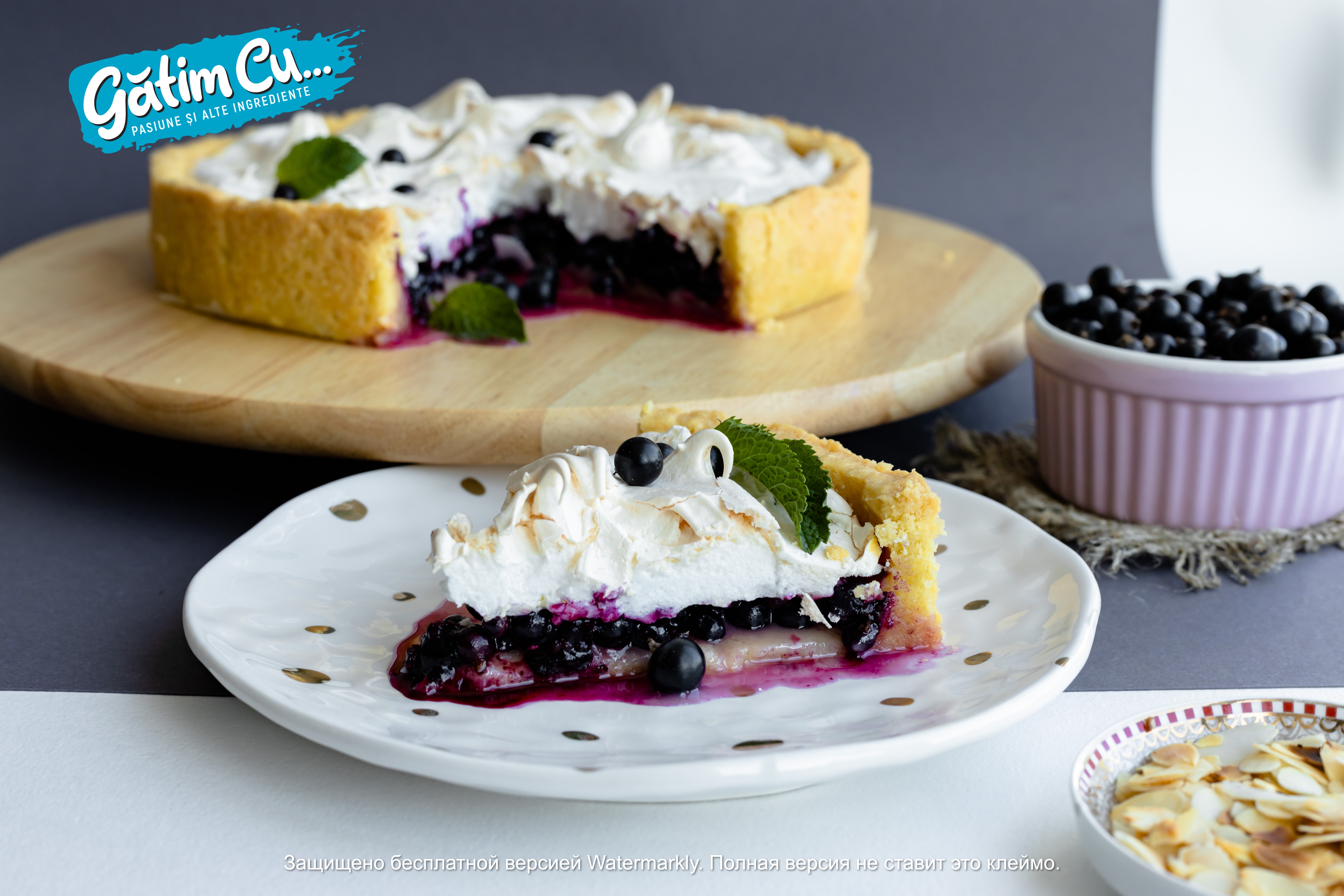 Тарт с черной смородиной и безе