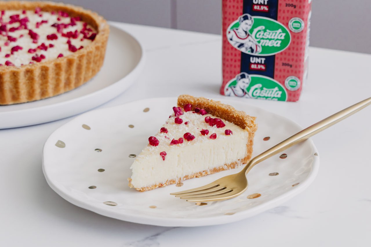 Тарт с малиной и кокосом