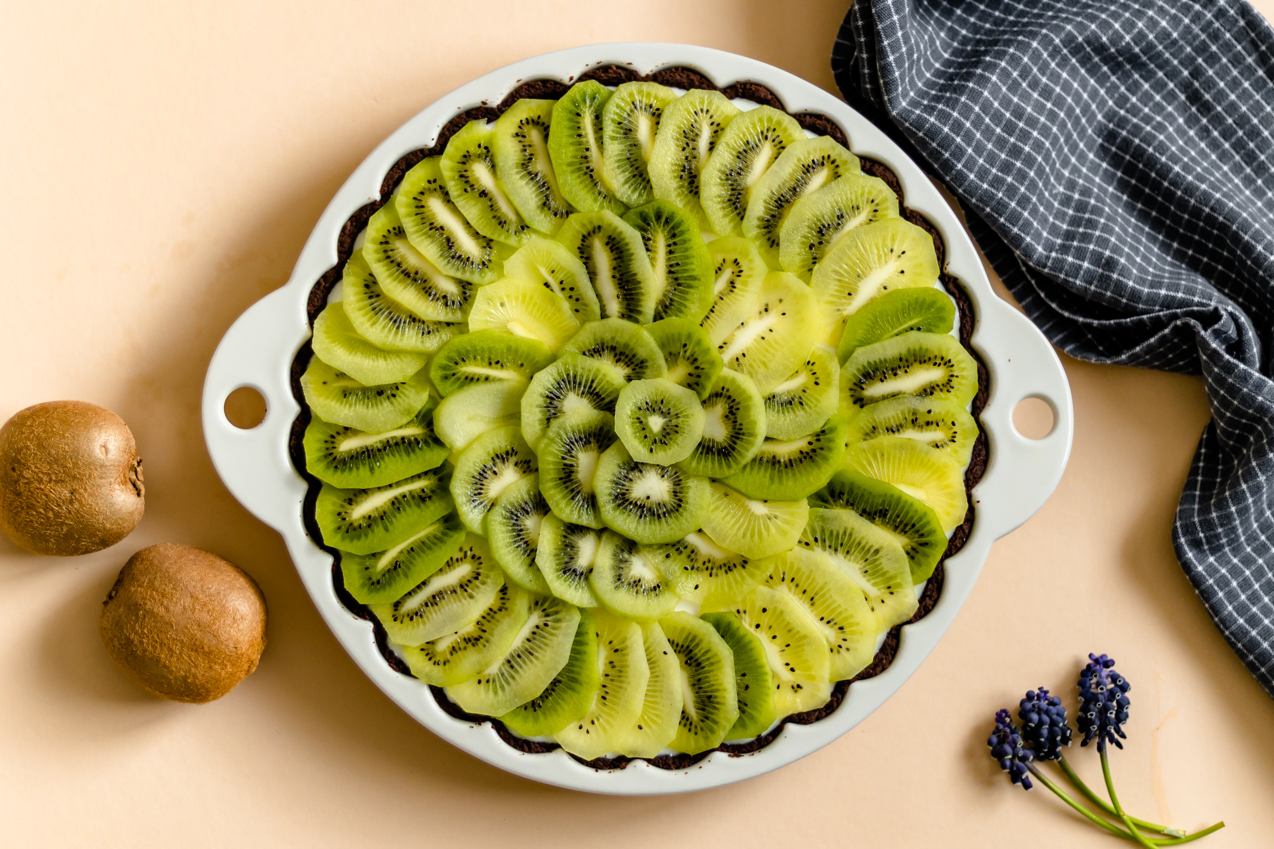 Тарт панна-котта с кунжутом и киви.