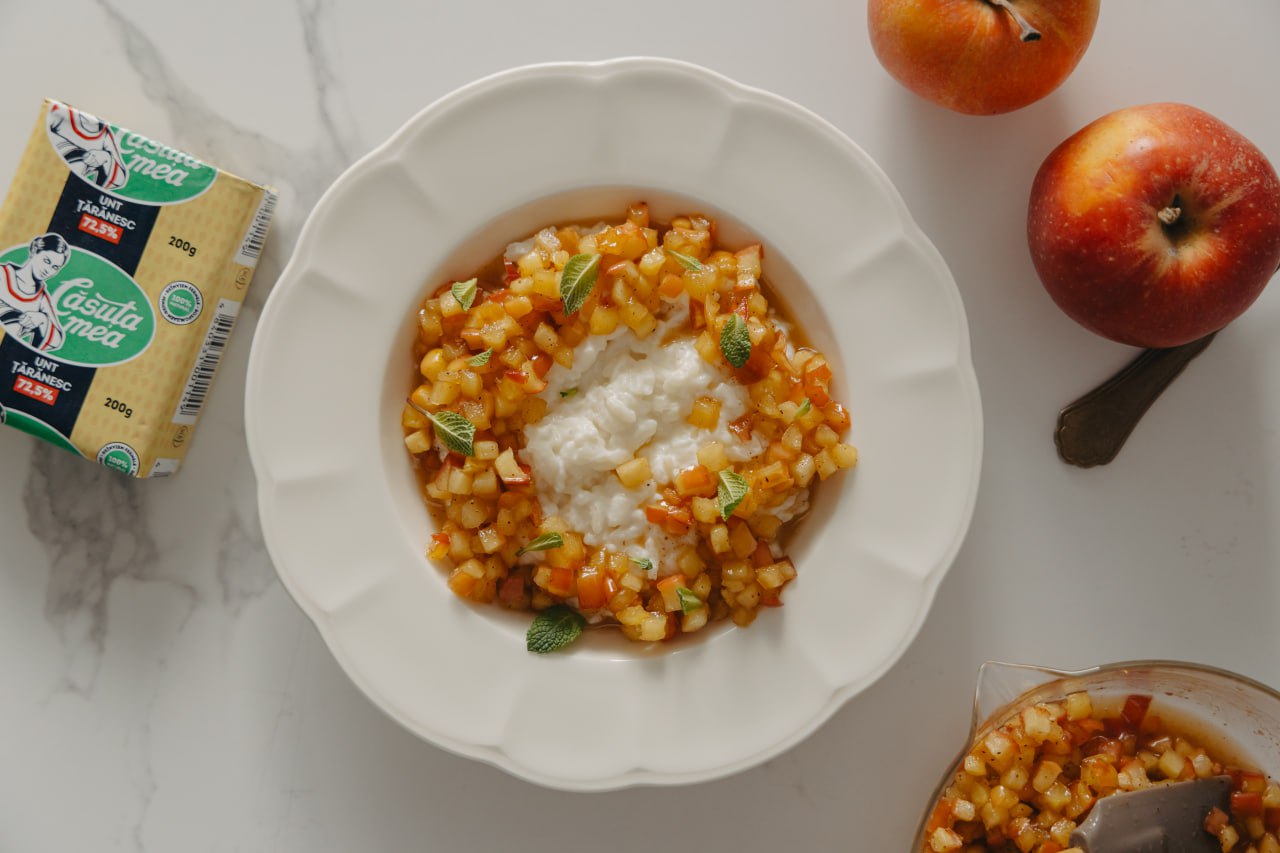 Рисовая каша с карамелизованными яблоками