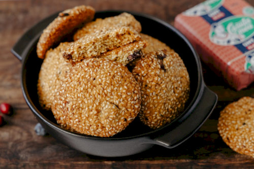 Sesame biscuits and wicker