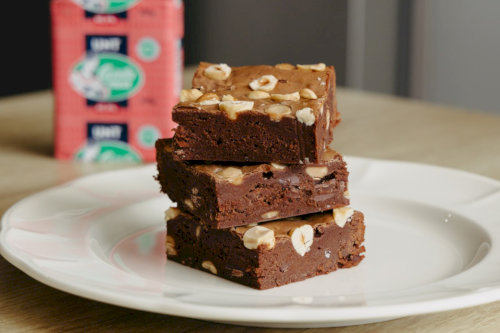 Brownie cu alune de padure si ciocolata