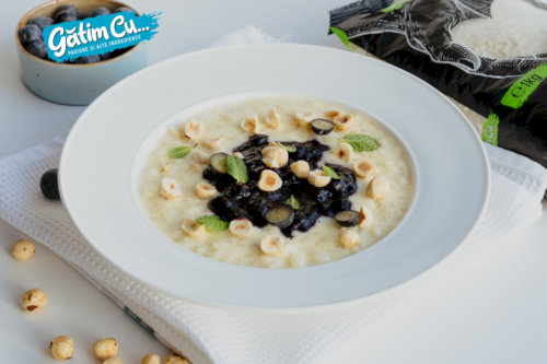 Rice pudding with blueberry sauce