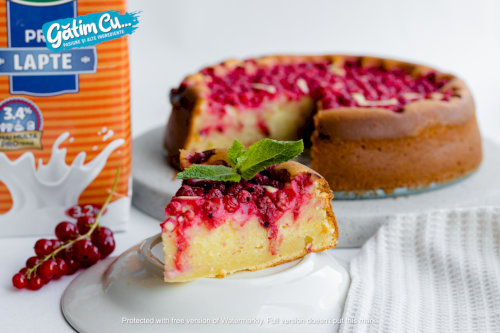 Кекс с красной смородиной