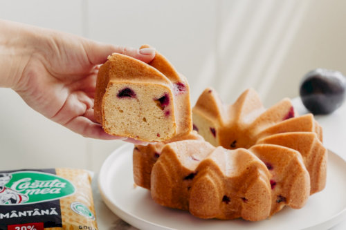 Chec with cream and plum