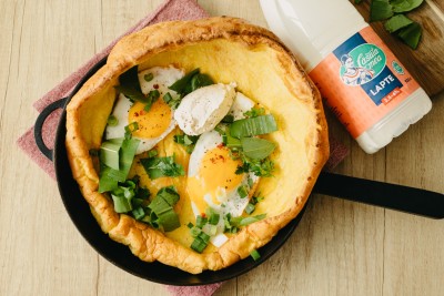 Голландский блин с жареными яйцами