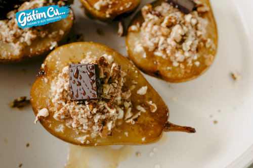 Baked pears with cow's cheese