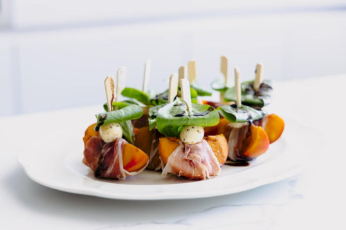 Peaches with peaches, prosciutto and mozarella