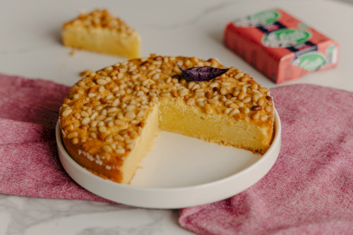 Cake with ricotta and pine nuts