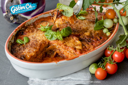 Баклажаны слоями с соусом и моцареллой