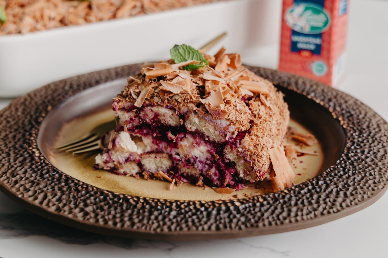 Тирамису с черной смородиной и ликером.