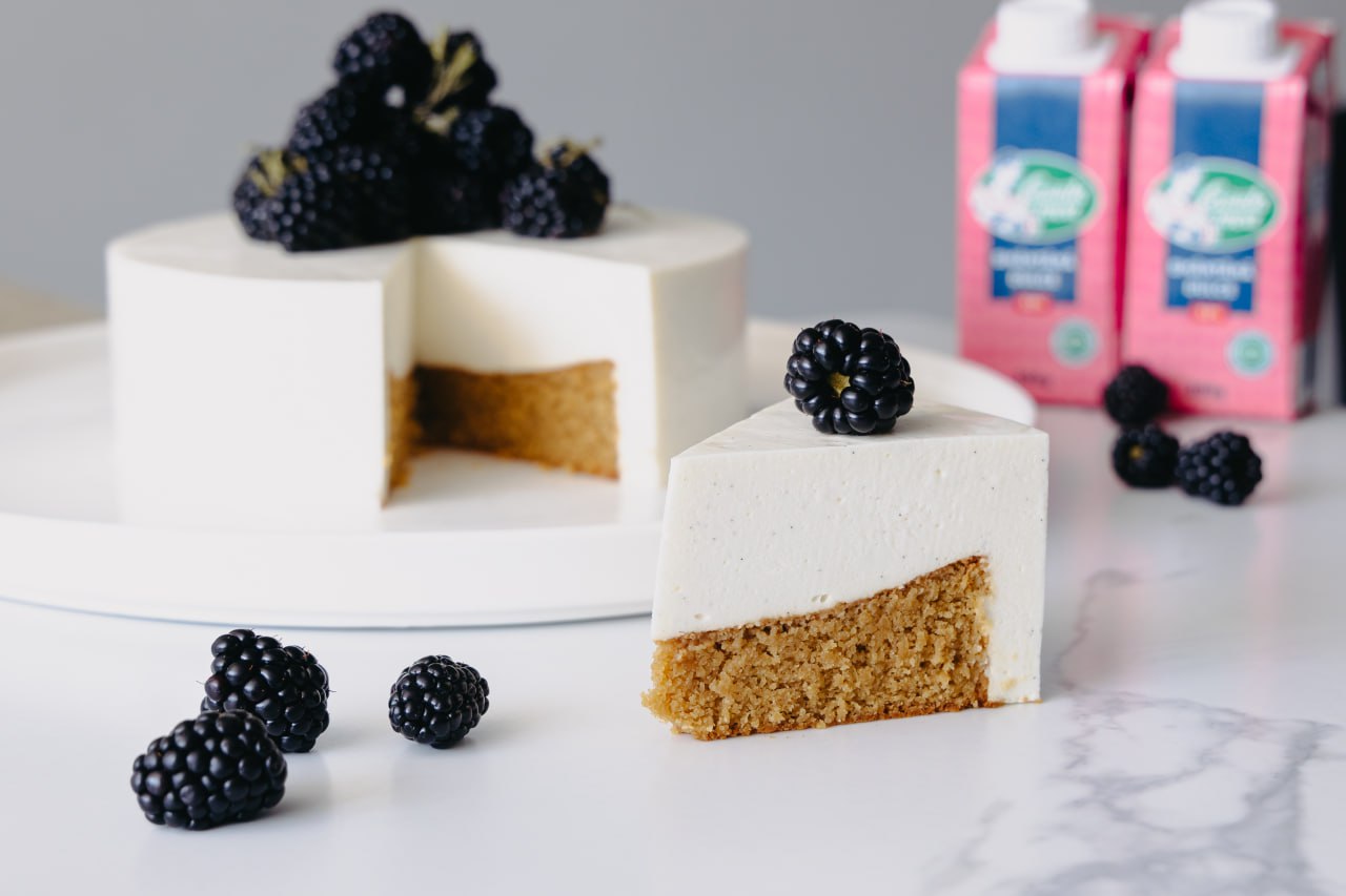 Cake mousse with yogurt & vanilla