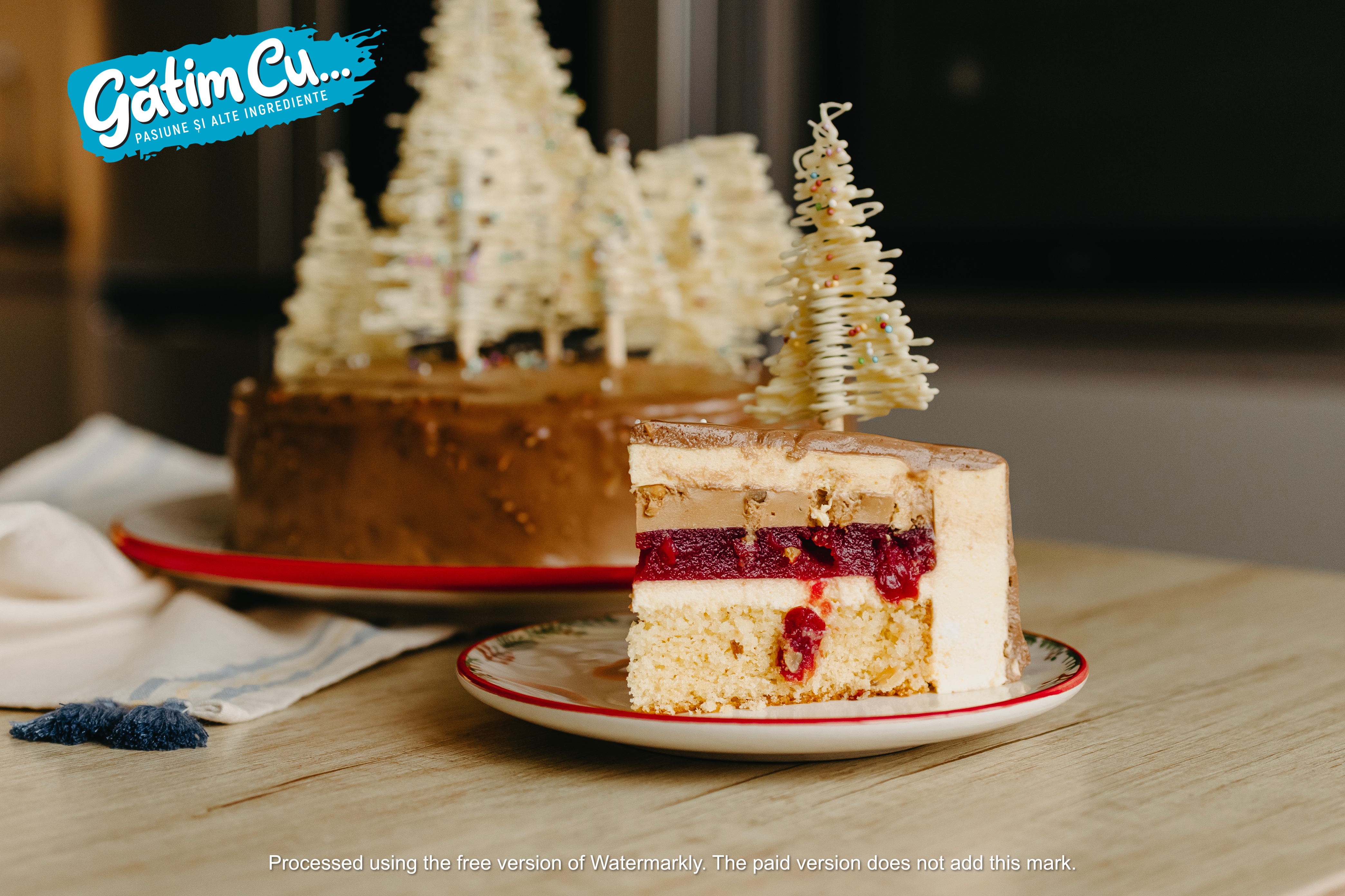 Муссовый торт со сливами и грецкими орехами