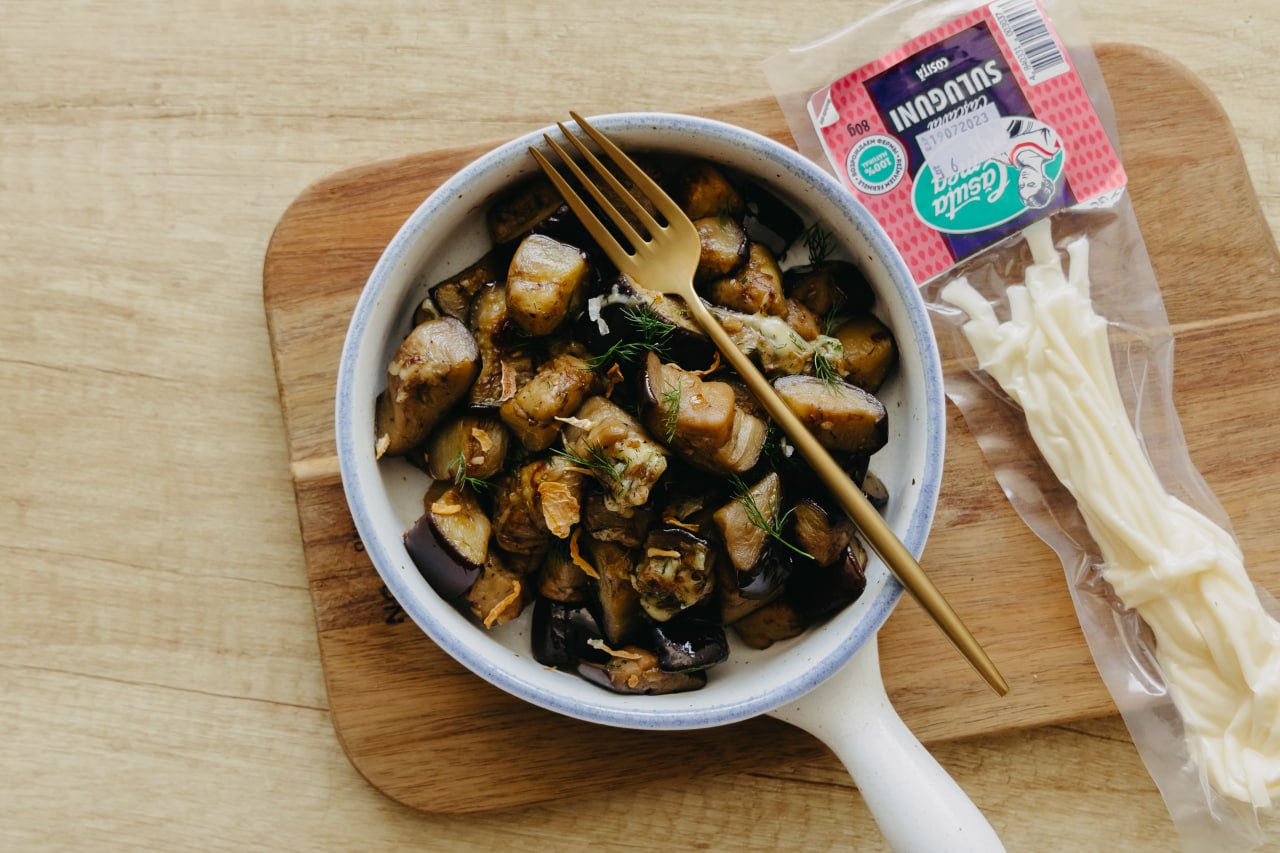 Баклажаны с чесноком и сулугуни