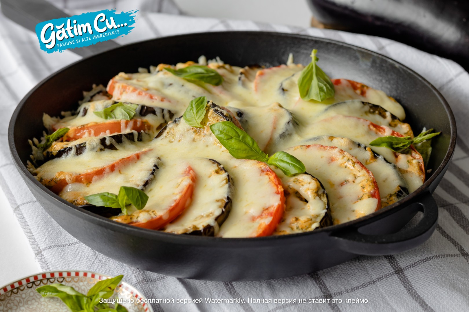 Баклажаны с запеченными помидорами и сыром сулугуни