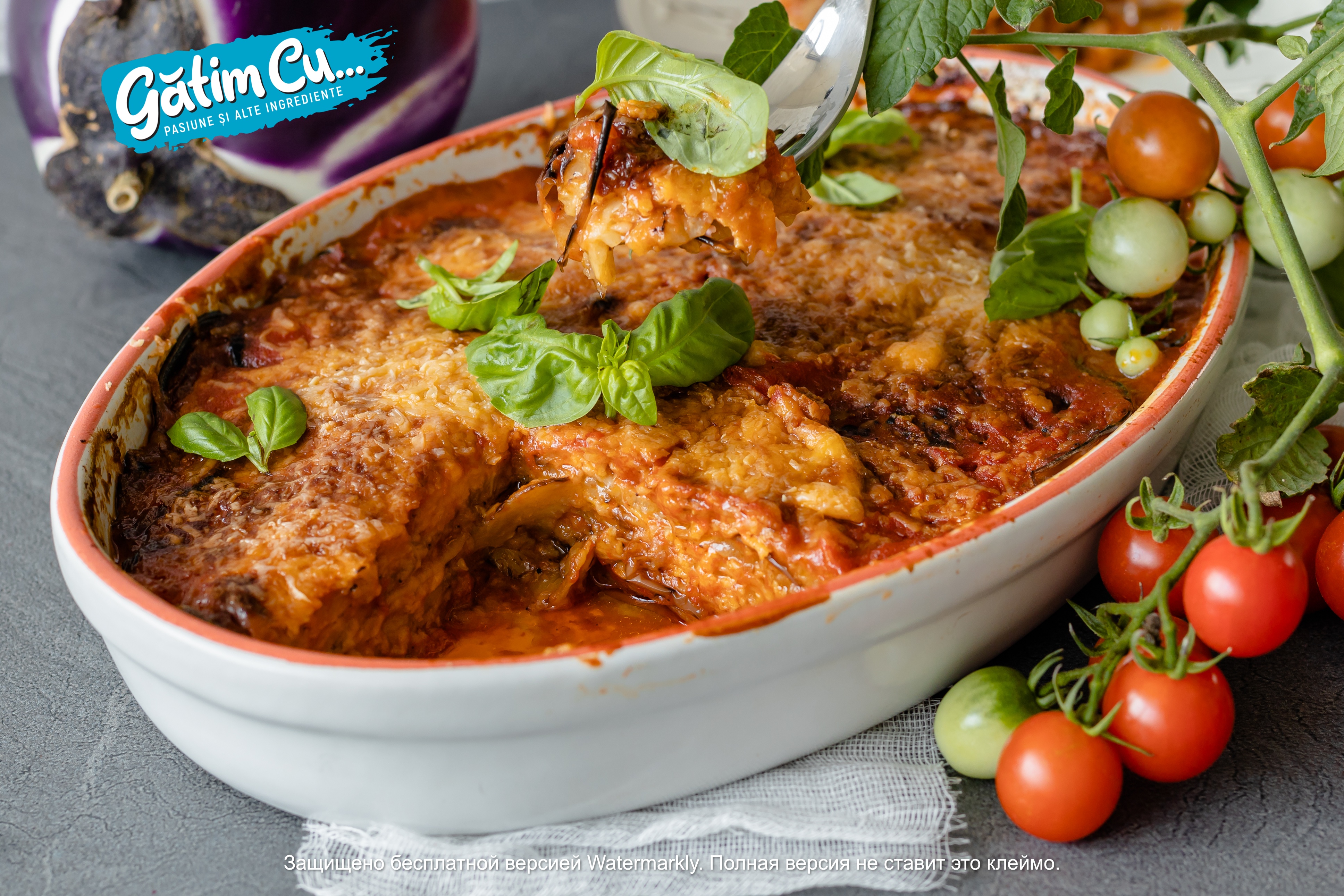 Баклажаны слоями с соусом и моцареллой